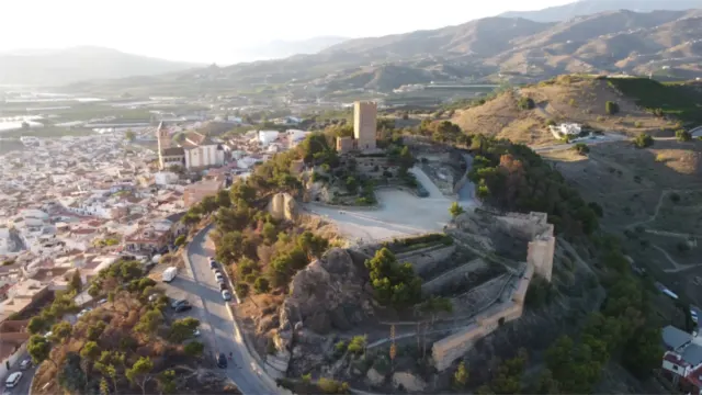 Los principales recursos turísticos andalusíes de la Axarquías erán señalizados con paneles y códigos QR