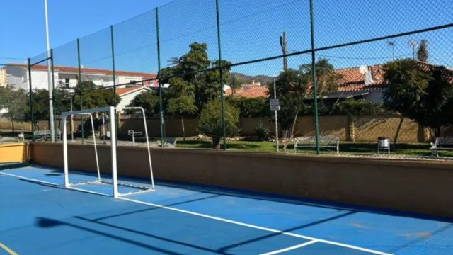 El Ayuntamiento de Rincón de la Victoria repara el vallado de la pista deportiva Jaime Pimentel, en Los Rubios.