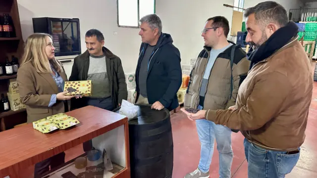 «No es entendible que se tarde en ir en autobús, desde Almáchar al hospital de Vélez, lo mismo que se tarda en bicicleta»