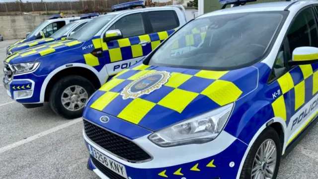 Arrestado un hombre de 55 años por tirarle un adoquín a un coche de la Policía Local de Vélez-Málaga