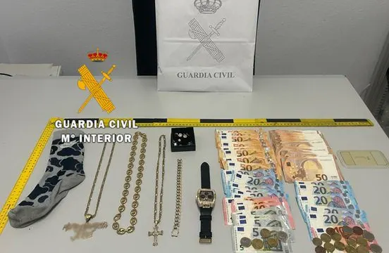 La Guardia Civil detiene a tres personas tras agredir a un vecino de Rincón de la Victoria y robar en su vivienda