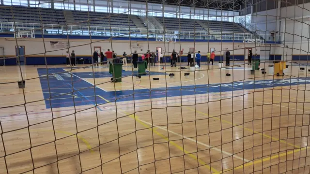 Vecinos denuncian goteras en el pabellón Rubén Ruzafa mientras el Ayuntamiento de Rincón de la Victoria presume de eventos deportivos