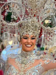 La nerjeña Sara Jorge Andreasson se convierte en Diosa del Carnaval de Málaga 2026 con su ‘Embrujo andaluz’