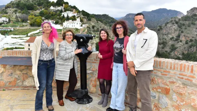 Frigiliana incorpora cuatro telescopios turísticos gracias a una donación privada