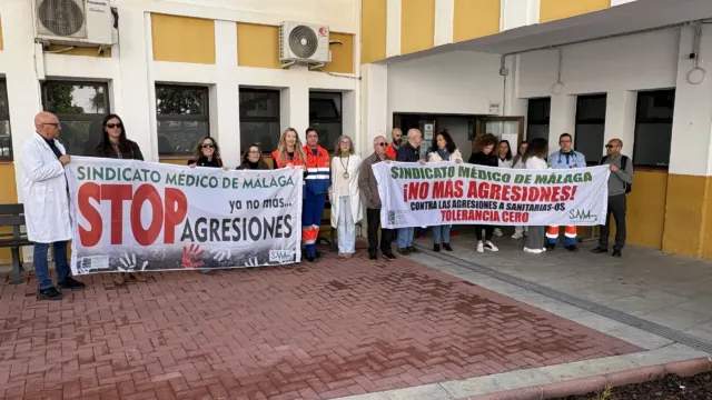 Una paciente golpea con una muleta en el pecho a un médico en el centro de salud de Torrox