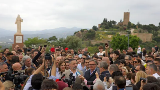 Abascal eleva el tono en Vélez-Málaga contra Moreno Bonilla: «Está arrancando olivos para colocar placas solares»
