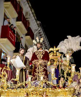 Vélez-Málaga se vuelca con un Miércoles Santo de cinco tronos y gran afluencia de público
