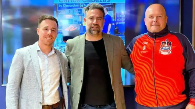 Torrox acoge una conferencia de Carlos Cabezas sobre baloncesto y valores del deporte