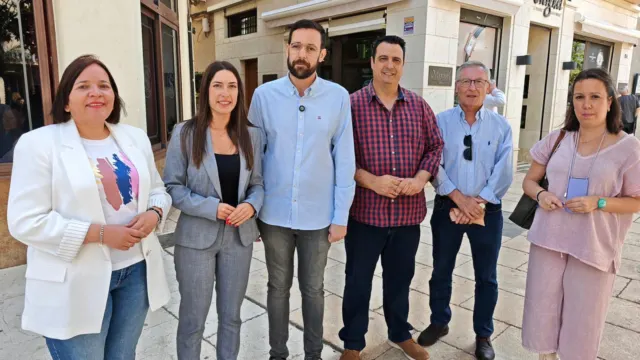 Víctor González acusa a la Junta de «maltratar» a la Axarquía con promesas incumplidas en infraestructuras y educación
