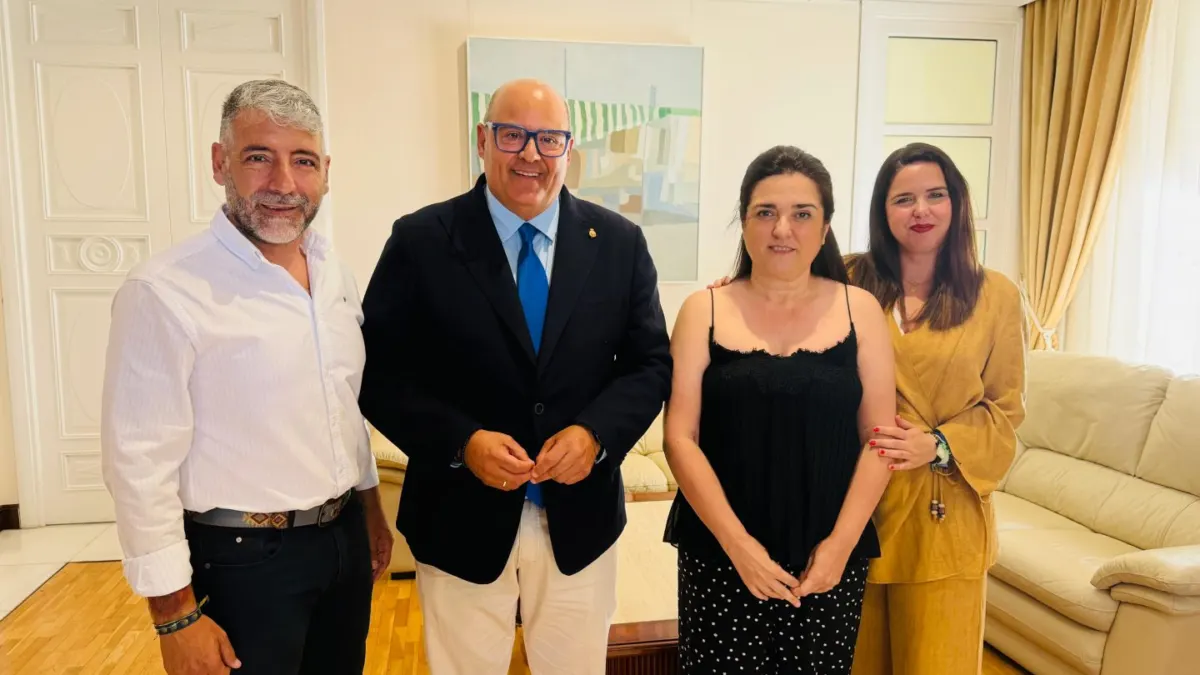 Begoña Martín y Sergio Pérez “Cindindi”, autora del Cartel Oficial y pregonero de la Real Feria de San Miguel de Vélez-Málaga 2026