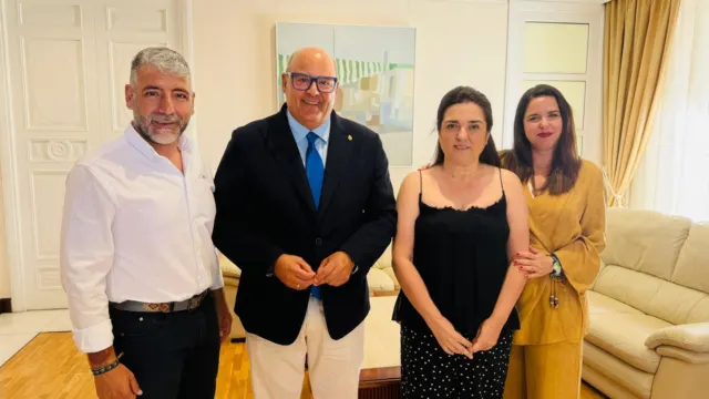 Begoña Martín y Sergio Pérez “Cindindi”, autora del Cartel Oficial y pregonero de la Real Feria de San Miguel de Vélez-Málaga 2026