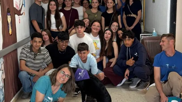 El IES Alta Axarquía lleva su proyecto solidario al Hospital de la Axarquía con una donación de juguetes y libros
