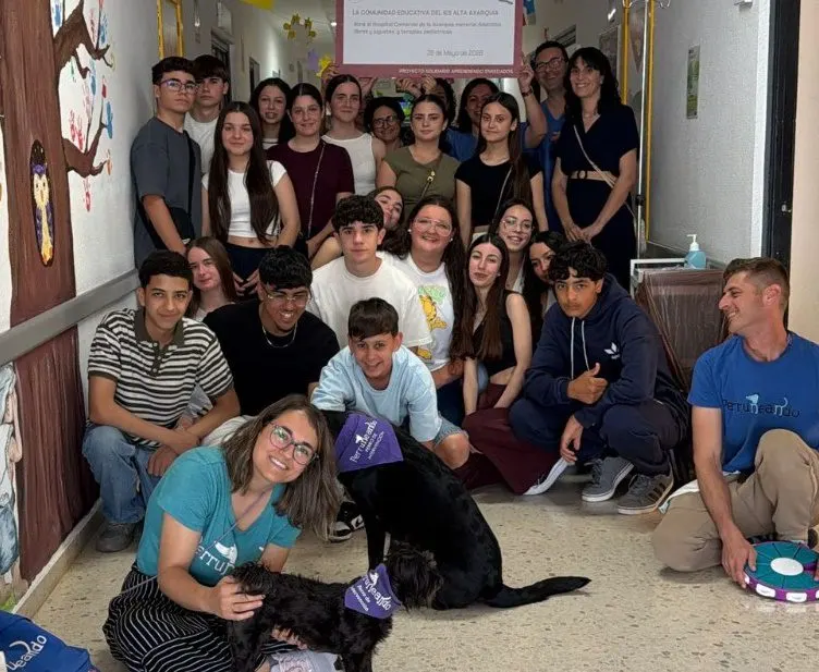 El IES Alta Axarquía lleva su proyecto solidario al Hospital de la Axarquía con una donación de juguetes y libros