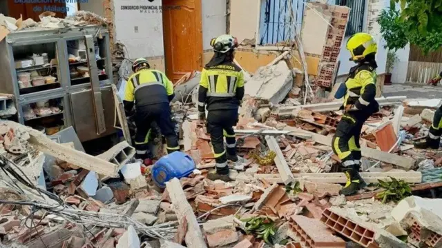 Una explosión de gas destruye la planta superior de un conocido mesón en Sayalonga y deja ocho heridos