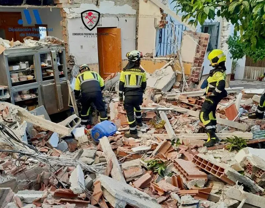 Una explosión de gas destruye la planta superior de un conocido mesón en Sayalonga y deja ocho heridos