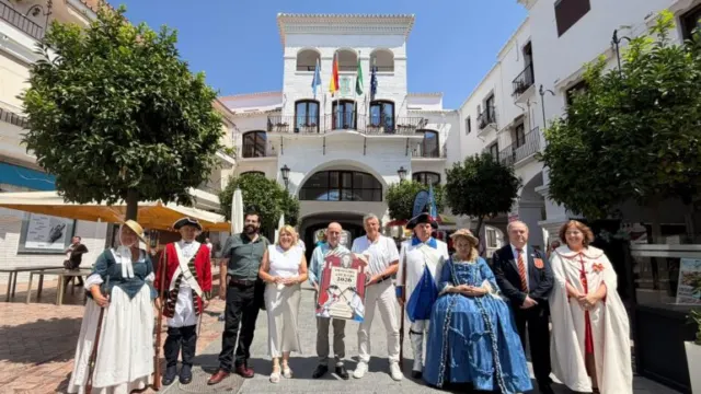 Nerja acoge el desfile promocional de la Fiesta del 4 de Julio de Macharaviaya en memoria de Bernardo de Gálvez