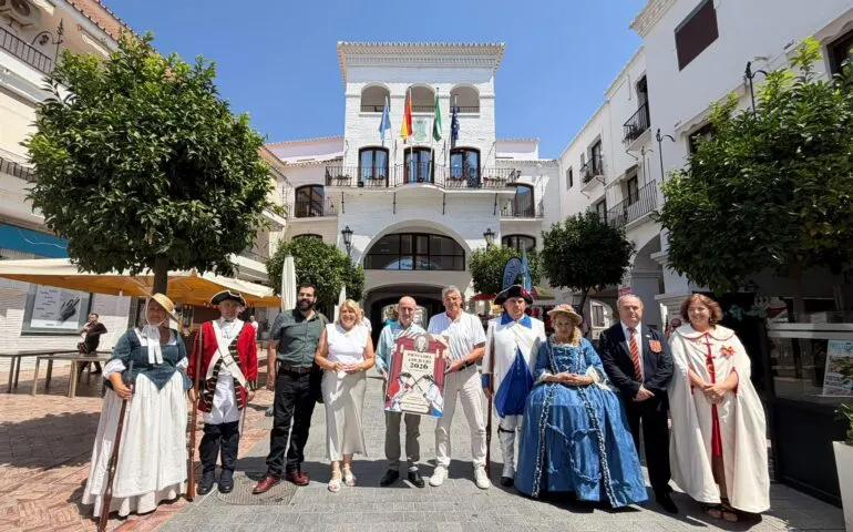 Nerja acoge el desfile promocional de la Fiesta del 4 de Julio de Macharaviaya en memoria de Bernardo de Gálvez
