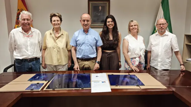 Macharaviaya incorpora a su patrimonio artístico unas vidrieras donadas por Bárbara Rueda