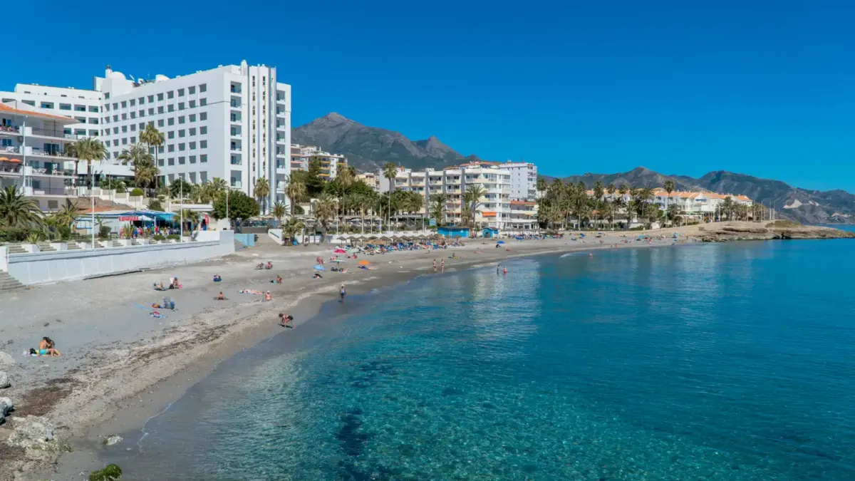 Tragedia en Nerja tras el fallecimiento de un bañista en la playa de La Torrecilla