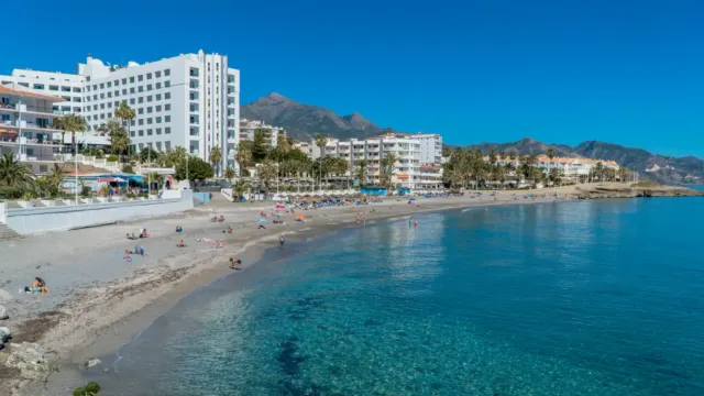 Tragedia en Nerja tras el fallecimiento de un bañista en la playa de La Torrecilla
