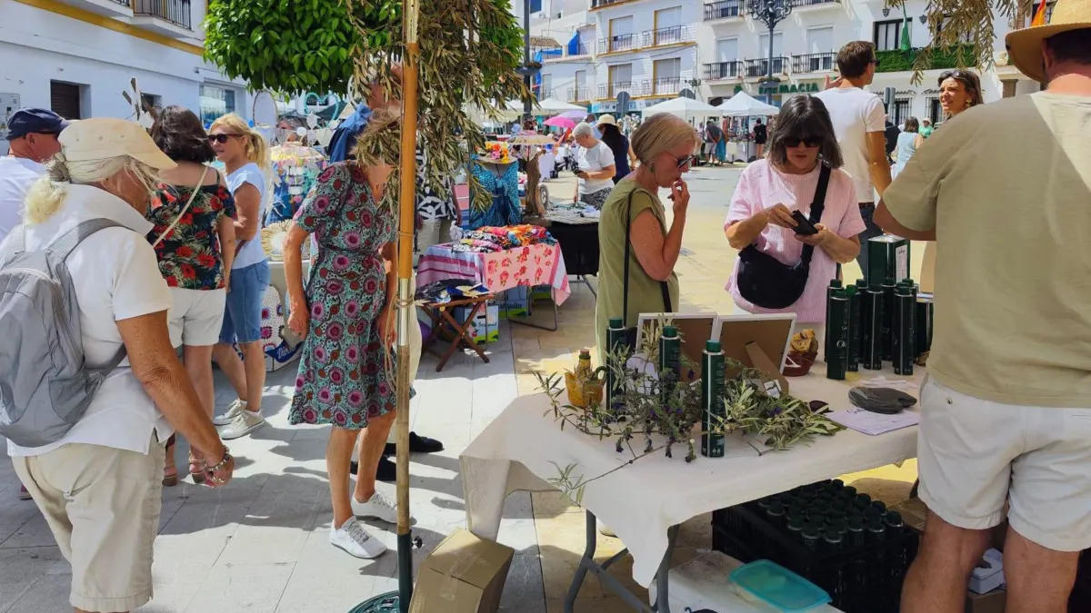 El mercado artesanal internacional del casco histórico de Torrox estrena este sábado su horario nocturno de verano