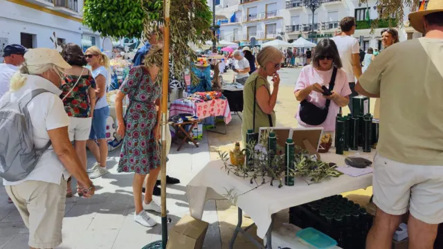 El mercado artesanal internacional del casco histórico de Torrox estrena este sábado su horario nocturno de verano