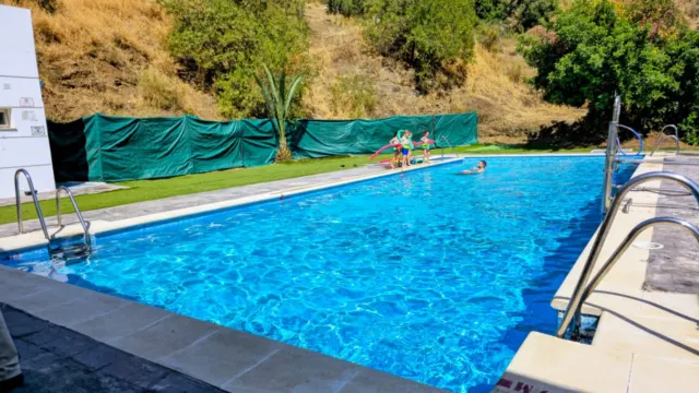 Cajiz abre hoy al público la piscina municipal con mejoras en sus instalaciones, amplios horarios y clases de natación gratuitas
