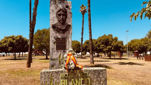 Vélez-Málaga recuerda a Miguel Ángel Blanco con una ofrenda floral en el Bulevar Verde que lleva su nombre al cumplirse 29 años de su asesinato