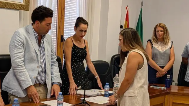 Rocío Alba toma posesión como nueva concejala de Por Mi Pueblo en el Ayuntamiento de Benamocarra