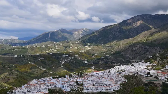El Ayuntamiento de Frigiliana felicita a dos miembros de la Policía Local por reanimar a un turista británico tras sufrir un infarto en el municipio