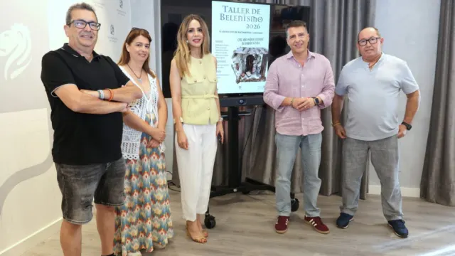 Torrox pone en marcha la segunda edición del Taller de Belenismo para mayores con la confección de nacimientos para sus hogares