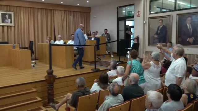 El alcalde de Vélez-Málaga abandona el pleno entre abucheos tras suspender la sesión por las protestas de la tasa de basuras