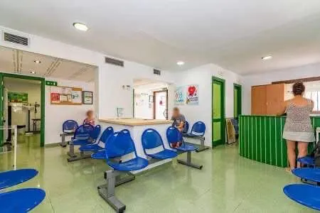 El Ayuntamiento de Frigiliana pide explicaciones a la Junta ante la posible retirada del personal administrativo en su centro de salud