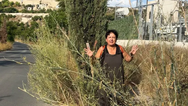 Conchi García denuncia el lamentable estado del vial entre Torrox Park y El Puerto y exige al Gobierno de Óscar Medina que actúe
