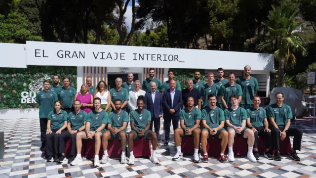 El presidente de la Fundación Cueva de Nerja recibe al Unicaja Baloncesto durante su visita a esta cavidad