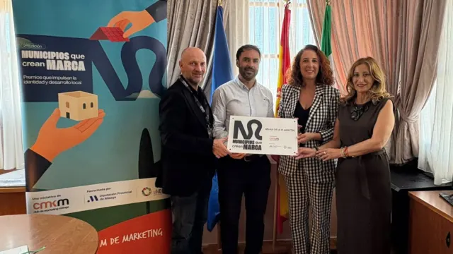 Comares recibe el galardón de los Premios Municipios que Crean Marca por su estrategia «Balcón de la Axarquía»