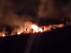 Los servicios de emergencia mantienen en Torrox los trabajos de remate tras dar por controlado el fuego en el paraje de Calaceite