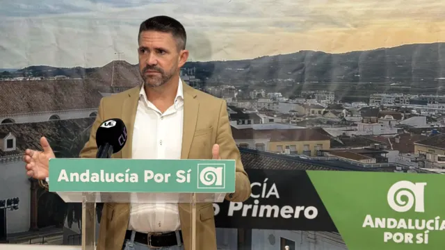 José Pino ayuda a los vecinos de Vélez-Málaga a presentar recursos de reposición contra la “tasa de basura de Lupiáñez y Atencia”