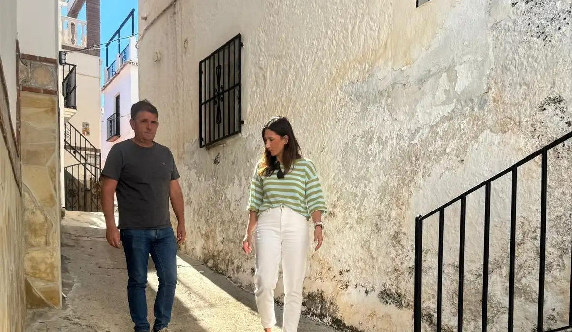 El PSOE de Torrox propone un plan para revitalizar el casco histórico y critica la "falta de iniciativa" del Gobierno de Óscar Medina
